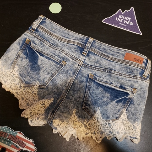 🔴 SOLD 2 pairs of Jean shorts - Picture 2 of 7